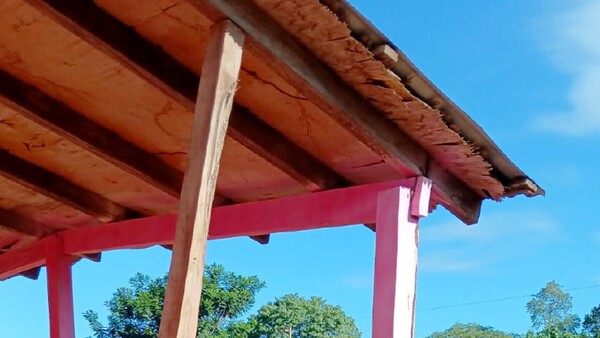 Techo de escuela de San Pedro lleno de kupi’i y a punto de caer
