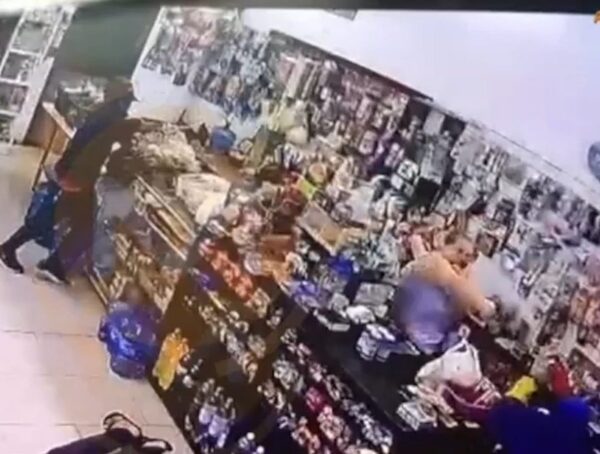 Asaltantes huyeron tras enfrentarse a comerciante con pistola · Radio Monumental 1080 AM
