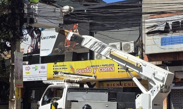 ANDE repara alumbrados en el microcentro de CDE