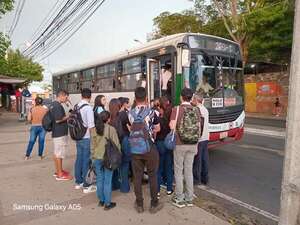 “Triste realidad”: pasajeros lamentan mal servicio del transporte público - Nacionales - ABC Color