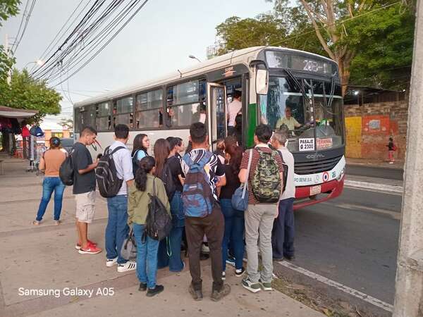 “Triste realidad”: pasajeros lamentan mal servicio del transporte público - Nacionales - ABC Color