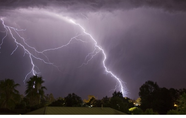 Fuerte temporal en Alto Paraná dejó viviendas destechadas y 15.000 usuarios sin electricidad - OviedoPress