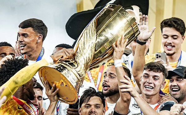 ¡Ángel Romero levantó la copa de Corinthians tras consagrarse campeón!