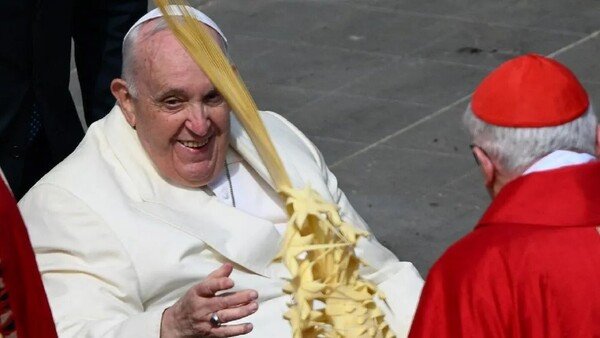 Papa Francisco continúa mejorando pero es prematuro hablar de participación en actos