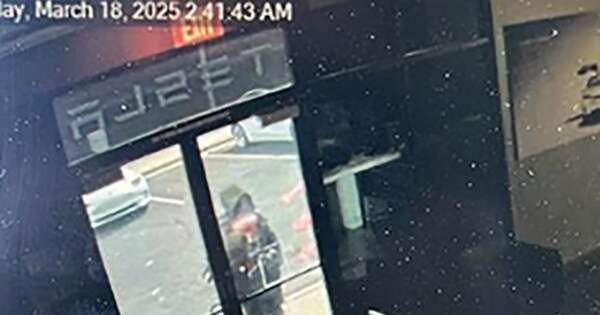 La Nación / Acusan a hombre por prender fuego y disparar en tienda de Tesla