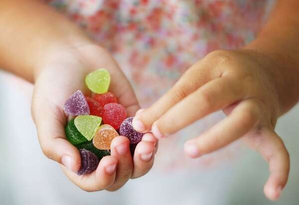 Niñas intoxicadas con “gomitas”: imputan a madre e investigan presunta participación de adolescentes - Policiales - ABC Color