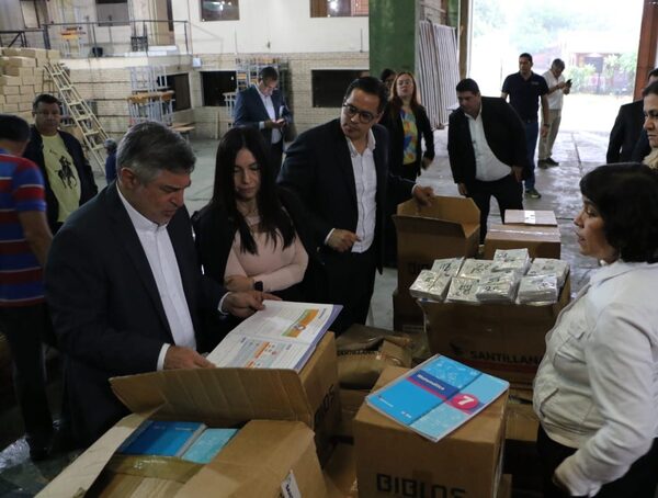 Ministro atribuye retrasos en kits escolares al ingreso de 50.000 alumnos nuevos · Radio Monumental 1080 AM