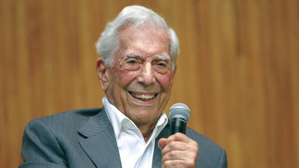 Mario Vargas Llosa cumple 89 años en Lima, arropado por el cariño de su familia