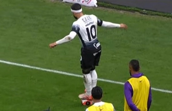 Memphis Depay se paró sobre el balón y desató la furia de sus rivales
