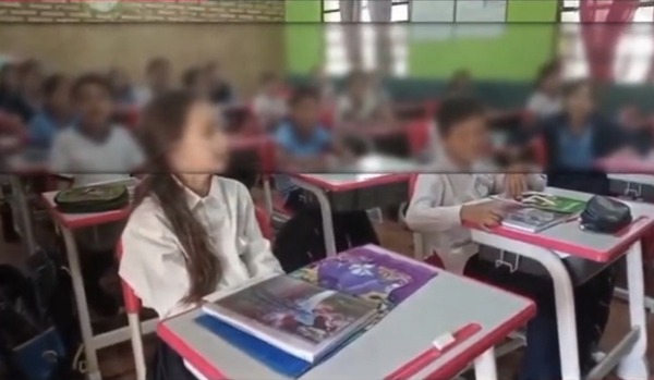 Indignación por publicación en redes de niños agradeciendo a Peña por los pupitres chinos