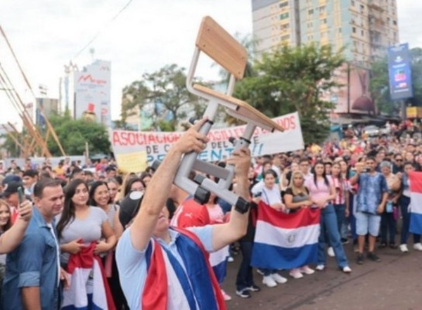 Empresas dejan en evidencia montaje de Prieto con los pupitres escolares - ADN Digital