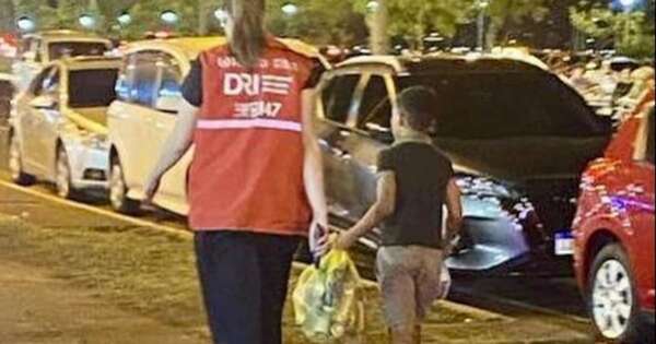 La Nación / Destacan trabajo de los “chalecos rojos” para proteger a los niños