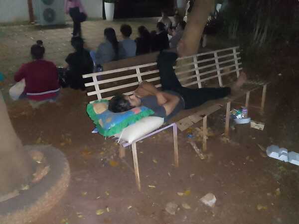 Mendigos y adictos siguen generando molestias a usuarios del Hospital Regional - La Clave