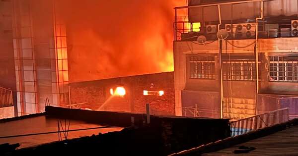 La Nación / Incendio desatado el jueves de noche en shopping de CDE, se pudo controlar el viernes