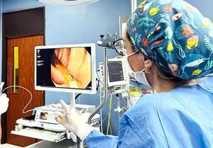 Adulto mayor tenía un hueso de pollo en el colon - trece