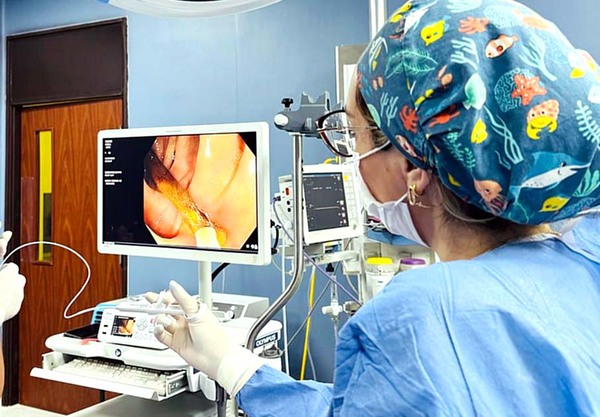 Adulto mayor tenía un hueso de pollo en el colon - trece