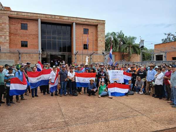 Pobladores de Paso Yobái exigen la liberación de un dirigente de productores de yerba mate - Nacionales - ABC Color