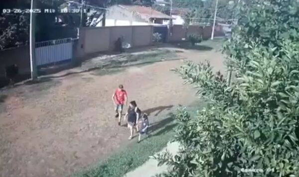 (VIDEO). “Autorrochos” despojan a una mujer de su cartera frente a su hija