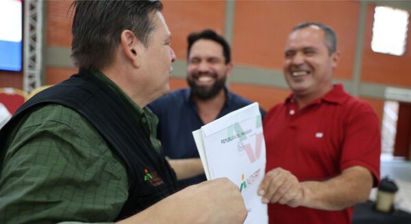 Colonos con títulos de propiedad acceden a créditos de inversión en el BNF