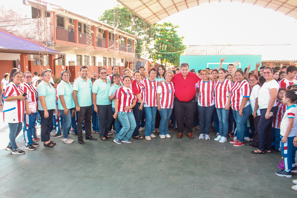 VIDEO | Edgar López llegó a la escuela Mauricio Cardozo Ocampo: "Lo que ustedes han recibido viene de una inversión del sector privado" - San Lorenzo Hoy