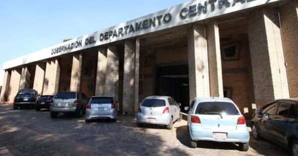 La Nación / Becarios piden pago a Gobernación de Central