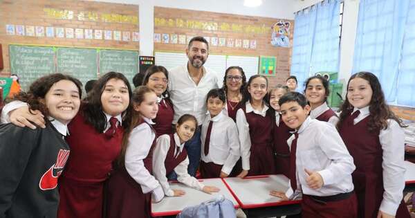 La Nación / Entregan mobiliarios escolares en Pilar