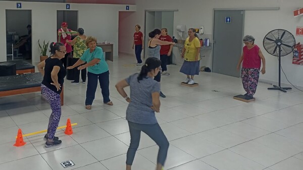 Adultos mayores entrenan y hasta logran dejar el bastón