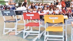 Alliana alaba pupitres chinos, pese a estar vinculado al empresario