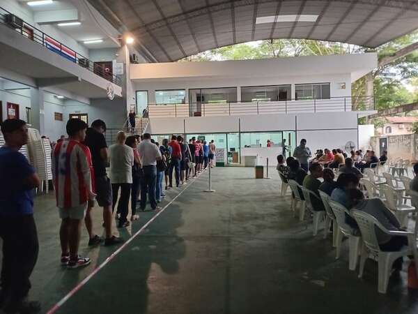 Vencimiento de registros: extensión de horario y largas filas en la Municipalidad de Lambaré - Nacionales - ABC Color