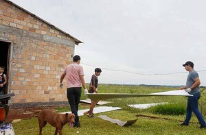 Gobernación de Alto Paraná asiste a familias afectadas por fuerte temporal | DIARIO PRIMERA PLANA