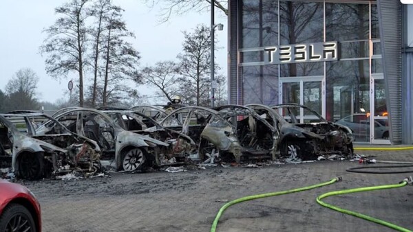 Siete coches Tesla arden en concesionario alemán el día de protesta global contra Musk