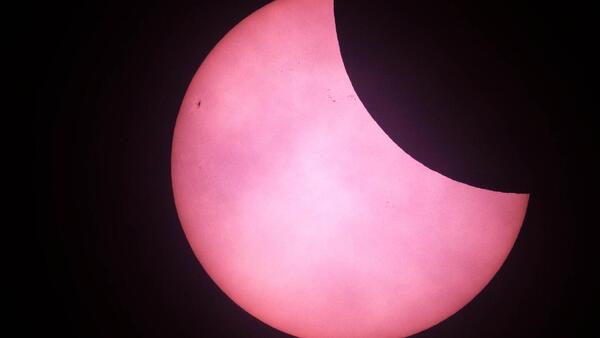 Los británicos se congregan en el Observatorio de Greenwich y parques para ver el eclipse