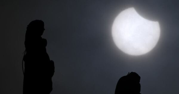 La Nación / El hemisferio norte observa un eclipse parcial de sol