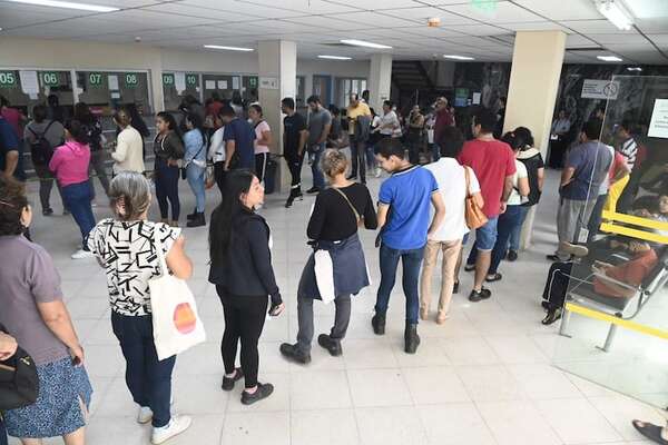 Video: En IPS asegurados soportan horas, en kilométricas filas, por un turno para estudios - Nacionales - ABC Color
