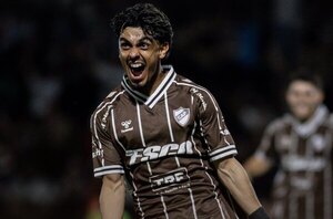 Versus / Golazo de Ronaldo Martínez para que Platense consiga un gran triunfo