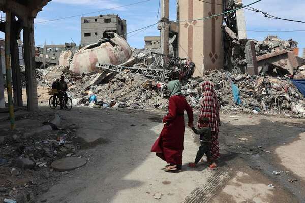 Gobierno de Gaza afirma que Israel ha destruido 63 centros de alimentos y ayuda - Mundo - ABC Color