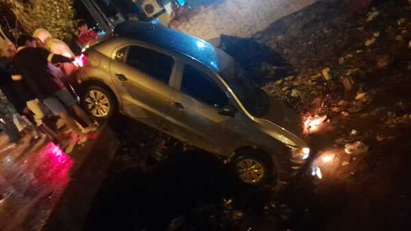 Vehículo cayó a un barranco en el barrio Santa Ana - 1000 Noticias