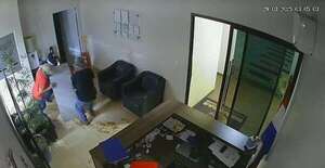 Video: así hurtan caja fuerte de una empresa; algunos sospechosos ya fueron detenidos - ABC en el Este - ABC Color