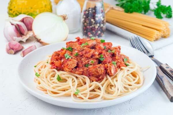 Hacé una sabrosa salsa de atún para acompañar las pastas del domingo - Gastronomía - ABC Color