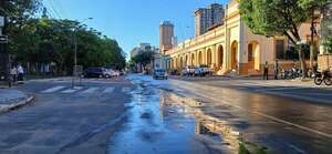 Zona céntrica amanece “inundada” a raíz de un caño roto - Nacionales - ABC Color