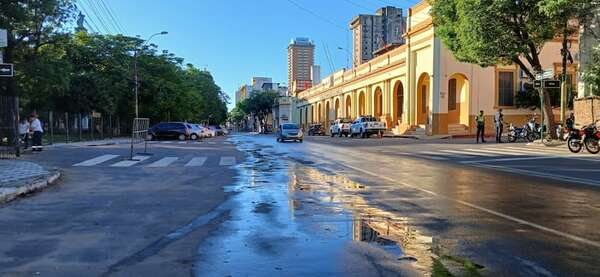 Zona céntrica amanece “inundada” a raíz de un caño roto - Nacionales - ABC Color