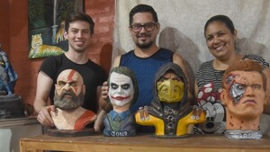 Moldeando la imaginación, esculpe figuras realistas de héroes y mascotas
