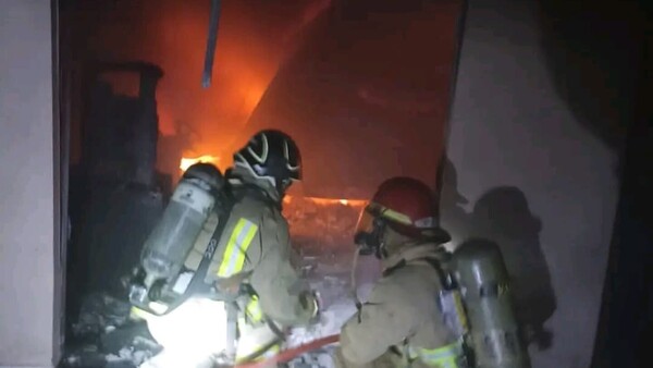 Incendio deja millonarios daños materiales a casa comercial en Concepción