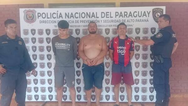 Borrachos no quisieron bajar volumen de música y atacaron a policías