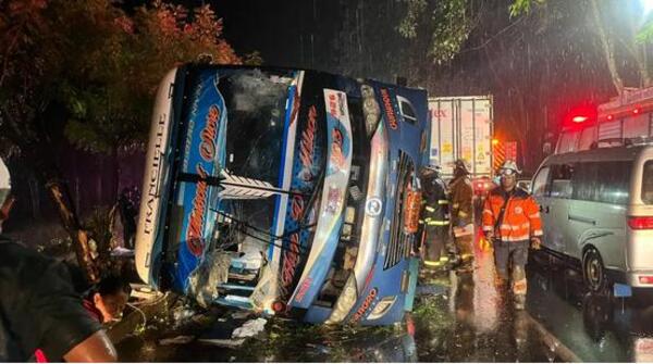 Al menos siete fallecidos y once heridos en accidente de tránsito en la costa de Ecuador