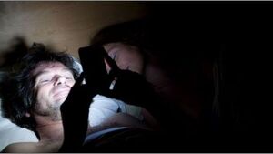 Una hora de pantallas después de acostarse dispara el riesgo de insomnio un 59%