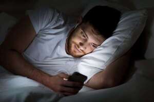Usar dispositivos de pantalla una hora en la cama eleva el riesgo de insomnio un 59% - Estilo de vida - ABC Color