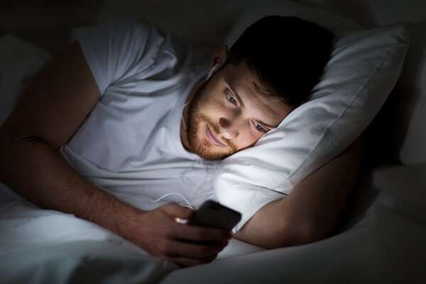 Usar dispositivos de pantalla una hora en la cama eleva el riesgo de insomnio un 59% - Estilo de vida - ABC Color
