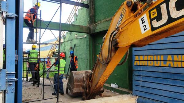 Inician demolición del estadio Feliciano Cáceres •