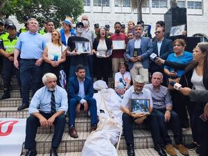 Incidentes frente al Palacio de Justicia: Policía reaccionó ante acto en memoria de Rodrigo Quintana - Política - ABC Color